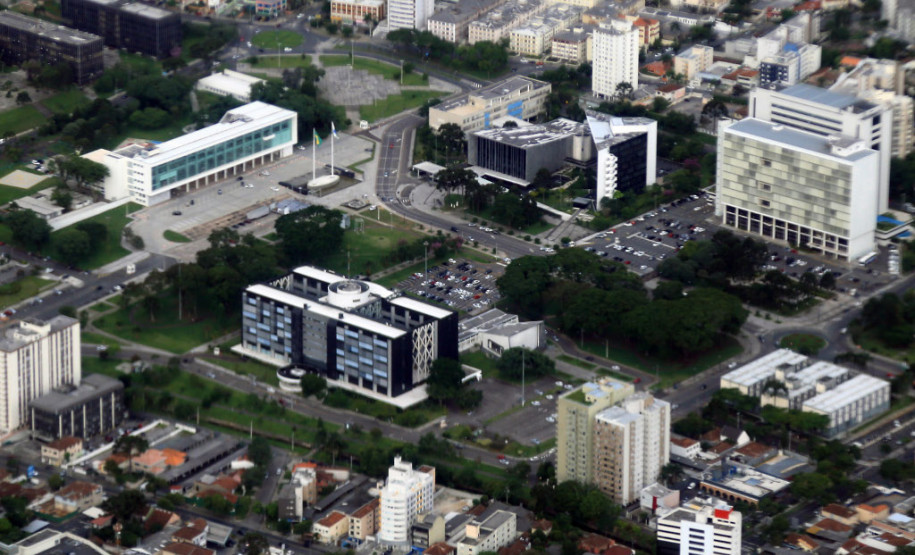 Escolas estaduais podem utilizar o dia 14 de novembro para repor aulas devido à greve ou às ocupações. No dia 15 todas estarão fechadas.