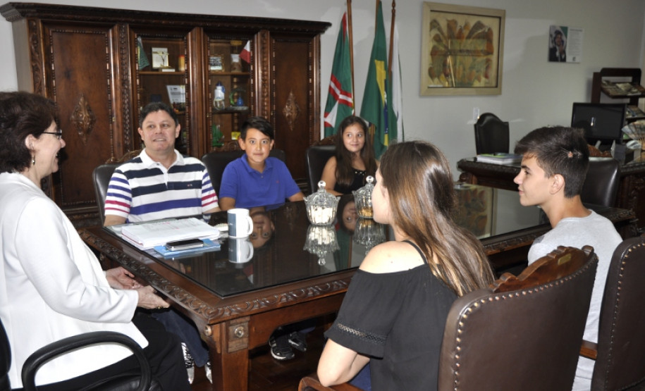 A secretária de Estado da Educação, professora Ana Seres, recebeu a visita de um grupo de quatro estudantes do ensino fundamental da Escola Estadual Carmela Bortot, do município de Pato Branco, na manhã desta quinta-feira (10)