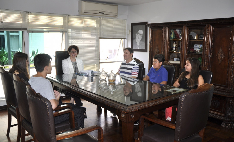 A secretária de Estado da Educação, professora Ana Seres, recebeu a visita de um grupo de quatro estudantes do ensino fundamental da Escola Estadual Carmela Bortot, do município de Pato Branco, na manhã desta quinta-feira (10)
