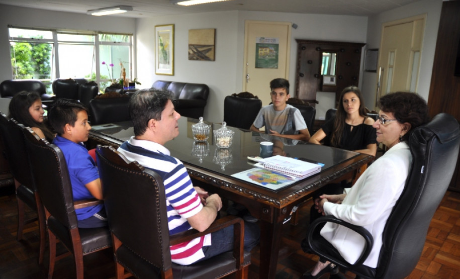 A secretária de Estado da Educação, professora Ana Seres, recebeu a visita de um grupo de quatro estudantes do ensino fundamental da Escola Estadual Carmela Bortot, do município de Pato Branco, na manhã desta quinta-feira (10)