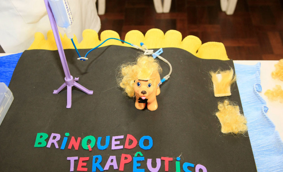 Os estudantes do 3° período do curso técnico em enfermagem do Colégio Estadual Guido Straube, em Curitiba, desenvolveram uma metodologia inédita para auxiliar no tratamento de saúde de crianças e adolescentes e retribuir à comunidade escolar os conhecimentos obtidos durante a formação