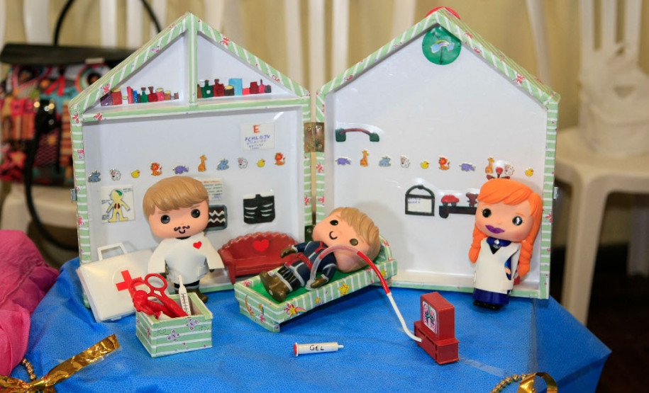 Os estudantes do 3° período do curso técnico em enfermagem do Colégio Estadual Guido Straube, em Curitiba, desenvolveram uma metodologia inédita para auxiliar no tratamento de saúde de crianças e adolescentes e retribuir à comunidade escolar os conhecimentos obtidos durante a formação