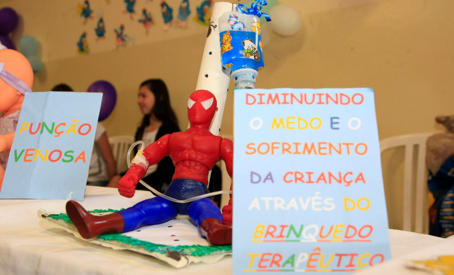 Os estudantes do 3° período do curso técnico em enfermagem do Colégio Estadual Guido Straube, em Curitiba, desenvolveram uma metodologia inédita para auxiliar no tratamento de saúde de crianças e adolescentes e retribuir à comunidade escolar os conhecimentos obtidos durante a formação