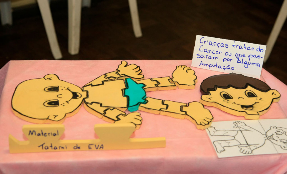 Os estudantes do 3° período do curso técnico em enfermagem do Colégio Estadual Guido Straube, em Curitiba, desenvolveram uma metodologia inédita para auxiliar no tratamento de saúde de crianças e adolescentes e retribuir à comunidade escolar os conhecimentos obtidos durante a formação