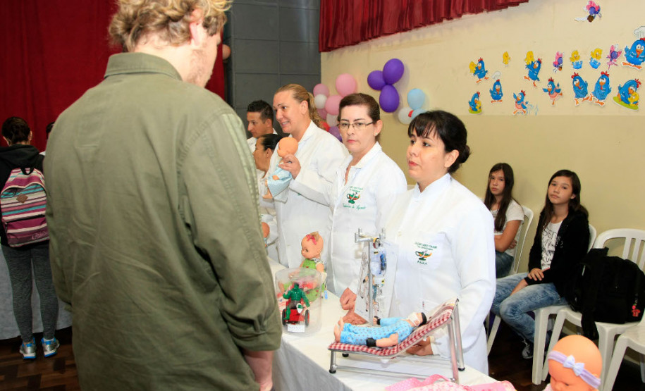 Os estudantes do 3° período do curso técnico em enfermagem do Colégio Estadual Guido Straube, em Curitiba, desenvolveram uma metodologia inédita para auxiliar no tratamento de saúde de crianças e adolescentes e retribuir à comunidade escolar os conhecimentos obtidos durante a formação