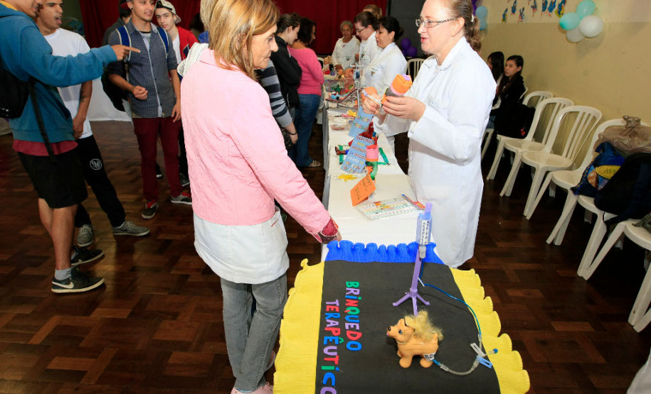 Os estudantes do 3° período do curso técnico em enfermagem do Colégio Estadual Guido Straube, em Curitiba, desenvolveram uma metodologia inédita para auxiliar no tratamento de saúde de crianças e adolescentes e retribuir à comunidade escolar os conhecimentos obtidos durante a formação