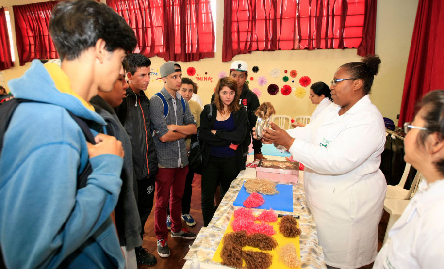 Os estudantes do 3° período do curso técnico em enfermagem do Colégio Estadual Guido Straube, em Curitiba, desenvolveram uma metodologia inédita para auxiliar no tratamento de saúde de crianças e adolescentes e retribuir à comunidade escolar os conhecimentos obtidos durante a formação