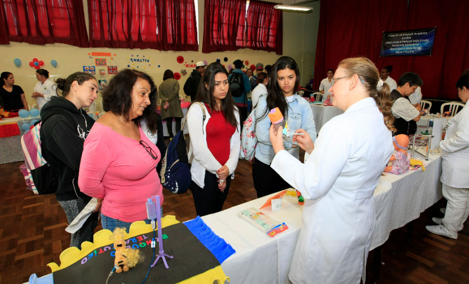 Os estudantes do 3° período do curso técnico em enfermagem do Colégio Estadual Guido Straube, em Curitiba, desenvolveram uma metodologia inédita para auxiliar no tratamento de saúde de crianças e adolescentes e retribuir à comunidade escolar os conhecimentos obtidos durante a formação