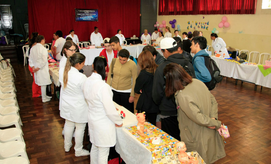 Os estudantes do 3° período do curso técnico em enfermagem do Colégio Estadual Guido Straube, em Curitiba, desenvolveram uma metodologia inédita para auxiliar no tratamento de saúde de crianças e adolescentes e retribuir à comunidade escolar os conhecimentos obtidos durante a formação