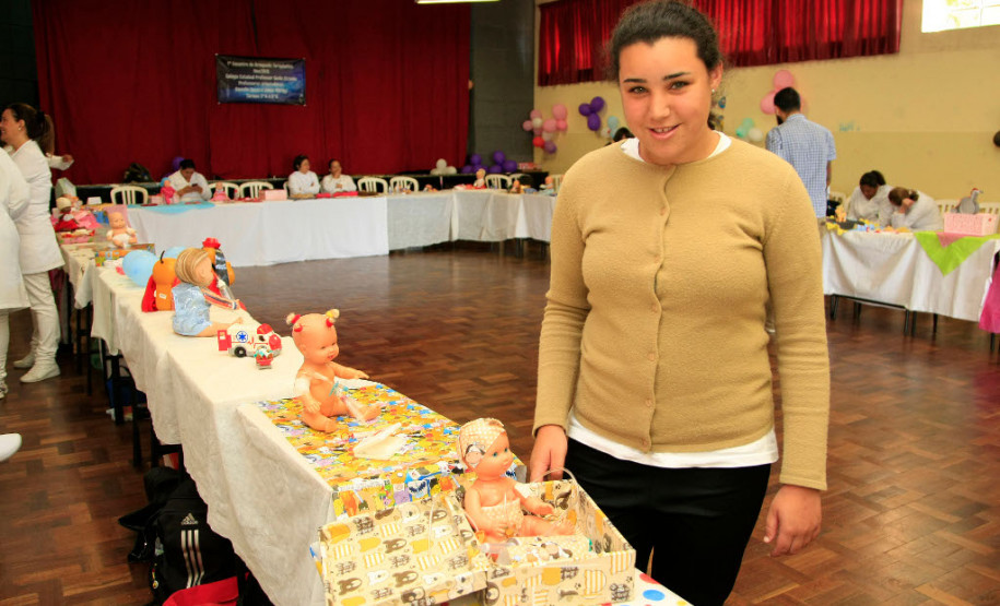 A estudante do 2° ano do ensino médio, Cristhal Viana Rauchbach, pretende seguir a carreira médica. Ela aproveitou a exposição para tirar dúvidas e conhecer um pouco sobre os procedimentos utilizados na profissão. “Achei muito interessante porque é um jeito novo de passar esses conhecimentos técnicos e a metodologia prende a nossa atenção”, contou.