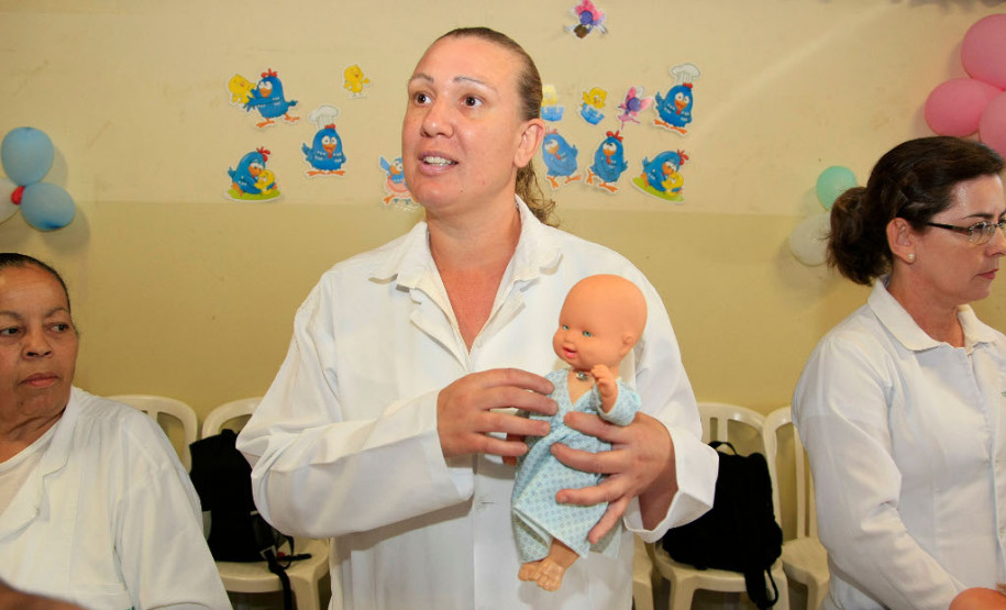 Já a aluna Lucimara dos Santos e as colegas confeccionaram um brinquedo que simula o tratamento de traqueostomia (abertura de um orifício na traqueia e na colocação de uma cânula para a passagem do ar). Segundo ela, os brinquedos prendem a atenção das crianças, facilitando os tratamentos. “O brinquedo terapêutico contribui para tirar a ansiedade e dar mais segurança à criança durante o tratamento”, disse.