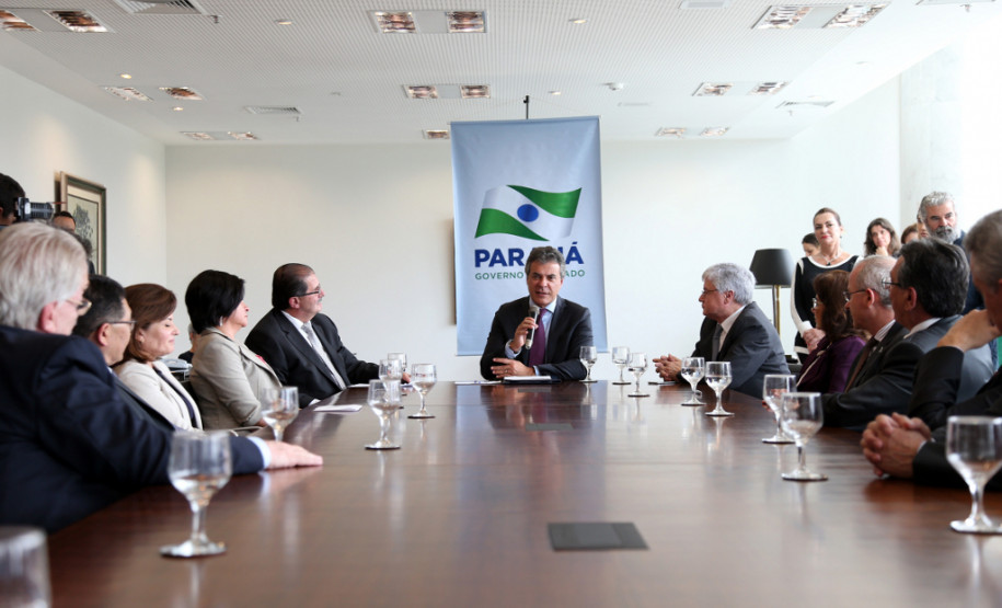 O governador Beto Richa anunciou nesta quarta-feira (16) o pagamento antecipado de 50% do décimo terceiro dos servidores estaduais para 30 de novembro. A medida vai injetar R$ 800 milhões na economia. “É uma demonstração da saúde financeira do Estado e de respeito e valorização dos servidores”, afirmou o governador.