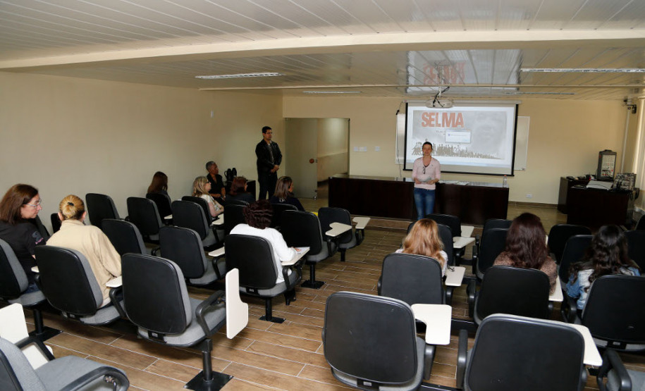 A Secretaria de Estado da Educação iniciou nesta quarta-feira (16) as atividades do Mês da Consciência Negra, comemorado oficialmente no próximo dia 20 de novembro. Serão realizados seminários, palestras, debates, oficinas e atividades culturais para promover a reflexão, superação do racismo e a valorização da cultura afrodescendente.