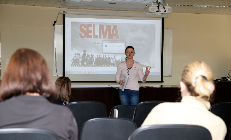 A Secretaria de Estado da Educação iniciou nesta quarta-feira (16) as atividades do Mês da Consciência Negra, comemorado oficialmente no próximo dia 20 de novembro. Serão realizados seminários, palestras, debates, oficinas e atividades culturais para promover a reflexão, superação do racismo e a valorização da cultura afrodescendente.