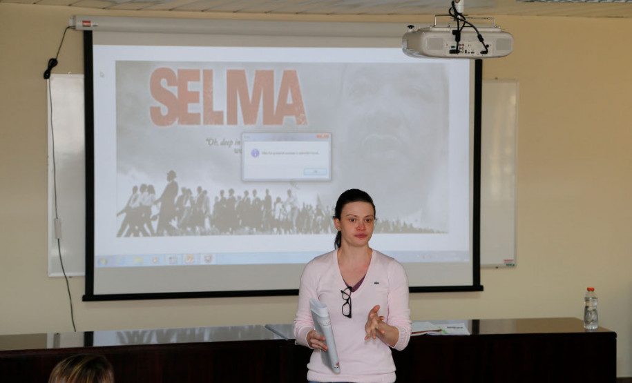 A Secretaria de Estado da Educação iniciou nesta quarta-feira (16) as atividades do Mês da Consciência Negra, comemorado oficialmente no próximo dia 20 de novembro. Serão realizados seminários, palestras, debates, oficinas e atividades culturais para promover a reflexão, superação do racismo e a valorização da cultura afrodescendente.