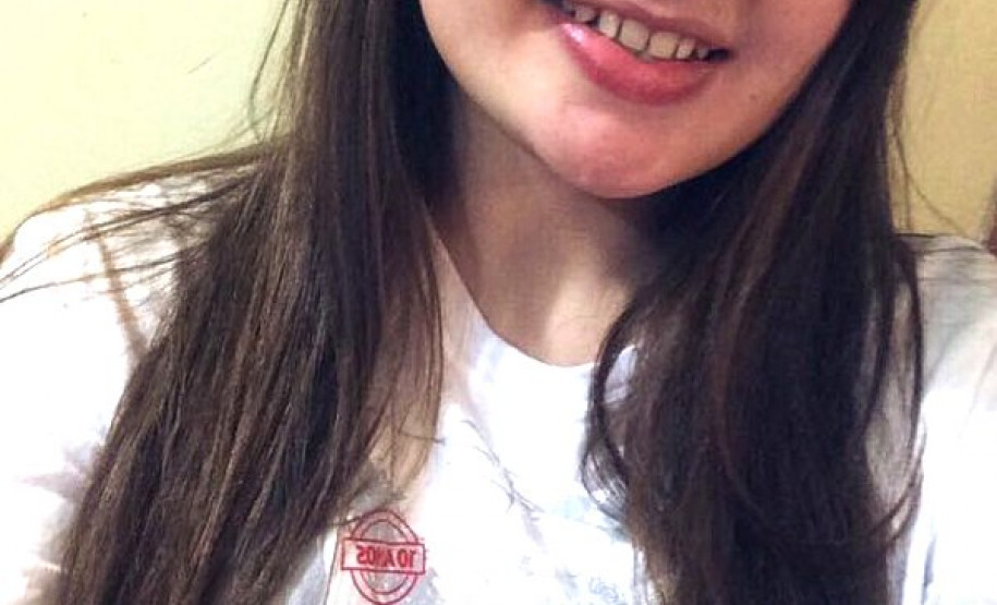 Ana Laura, do 2° ano do ensino, dá aulas de inglês para alunos das séries iniciais do ensino fundamental nas escolas municipais da sua cidade uma vez por semana há dois anos e meio