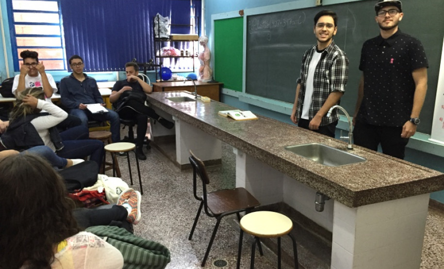 Gabriel, do 3° ano do ensino médio, reserva de duas a três horas por semana para ajudar os colegas do 1° ano do ensino médio que possuem alguma dificuldade com as matérias de matemática, química ou física