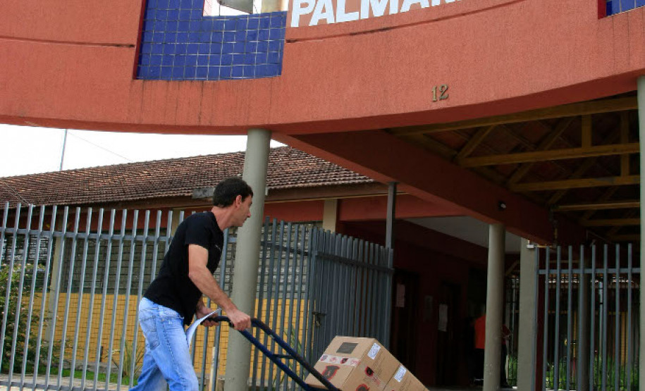 O Governo do Estado depositou mais R$ 3,8 milhões diretamente na conta das escolas da rede pública estadual. O dinheiro refere-se à nona cota consumo do programa Fundo Rotativo da Secretaria de Estado da Educação e já está disponível para ser utilizado para a compra de materiais usados no dia a dia dos colégios.<br />
<br />
Este ano, mais de R$ 60 milhões já foram repassados às escolas por meio do Fundo Rotativo.