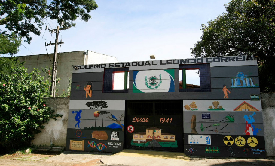 O Governo do Estado depositou mais R$ 3,8 milhões diretamente na conta das escolas da rede pública estadual. O dinheiro refere-se à nona cota consumo do programa Fundo Rotativo da Secretaria de Estado da Educação e já está disponível para ser utilizado para a compra de materiais usados no dia a dia dos colégios.<br />
<br />
Este ano, mais de R$ 60 milhões já foram repassados às escolas por meio do Fundo Rotativo.