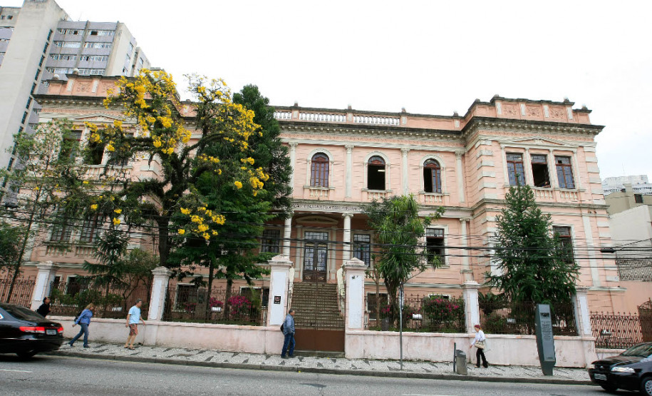 O Governo do Estado depositou mais R$ 3,8 milhões diretamente na conta das escolas da rede pública estadual. O dinheiro refere-se à nona cota consumo do programa Fundo Rotativo da Secretaria de Estado da Educação e já está disponível para ser utilizado para a compra de materiais usados no dia a dia dos colégios.<br />
<br />
Este ano, mais de R$ 60 milhões já foram repassados às escolas por meio do Fundo Rotativo.