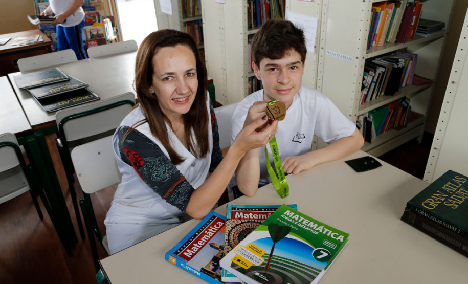 O aluno André Luiz Ruviaro Almeida, 12 anos, do 7° ano do ensino fundamental da Escola Estadual Nossa Senhora de Fátima, em Curitiba, participou pela primeira vez da competição. André contou que não teve muita dificuldade durante as provas porque, além de gostar da disciplina, teve uma boa preparação. “Estudei muito e, além disso, me preparei bem. A gente tem que ter calma e concentração na hora das provas para desenvolver os raciocínios”, disse.