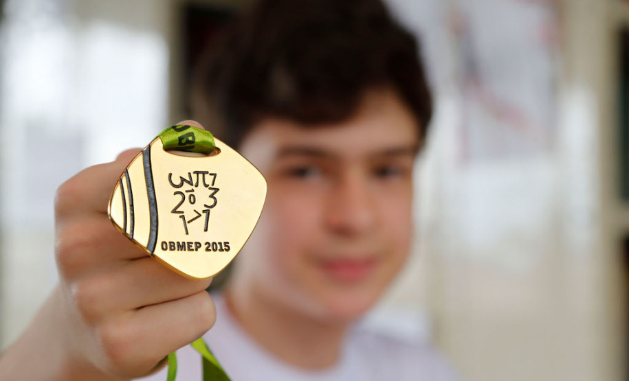 O aluno André Luiz Ruviaro Almeida, 12 anos, do 7° ano do ensino fundamental da Escola Estadual Nossa Senhora de Fátima, em Curitiba, participou pela primeira vez da competição. André contou que não teve muita dificuldade durante as provas porque, além de gostar da disciplina, teve uma boa preparação. “Estudei muito e, além disso, me preparei bem. A gente tem que ter calma e concentração na hora das provas para desenvolver os raciocínios”, disse.