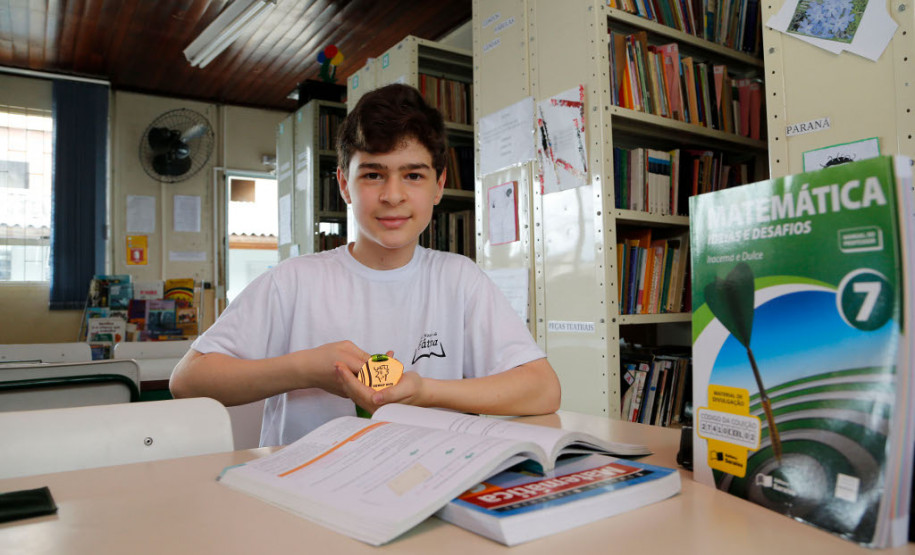 O aluno André Luiz Ruviaro Almeida, 12 anos, do 7° ano do ensino fundamental da Escola Estadual Nossa Senhora de Fátima, em Curitiba, participou pela primeira vez da competição. André contou que não teve muita dificuldade durante as provas porque, além de gostar da disciplina, teve uma boa preparação. “Estudei muito e, além disso, me preparei bem. A gente tem que ter calma e concentração na hora das provas para desenvolver os raciocínios”, disse.