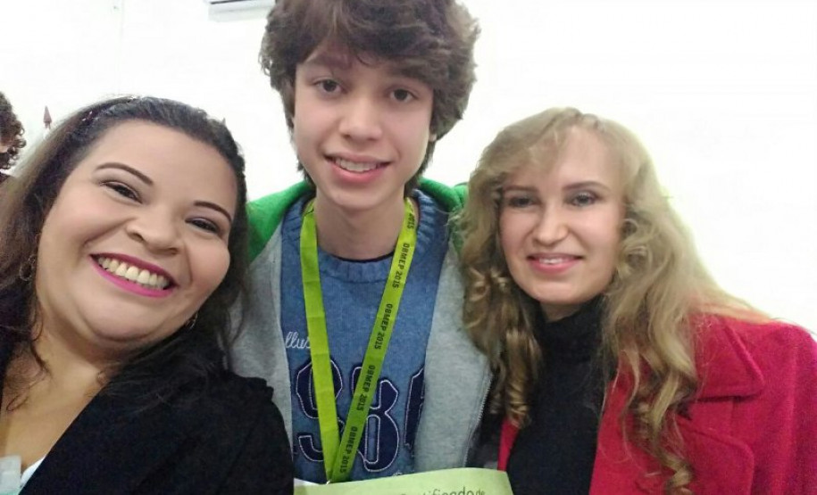 Os estudantes que conquistaram as medalhas de prata e bronze foram premiados entre junho e agosto deste ano em cerimônias regionais no Estado. Na foto, evento do NRE Campo Mourão.