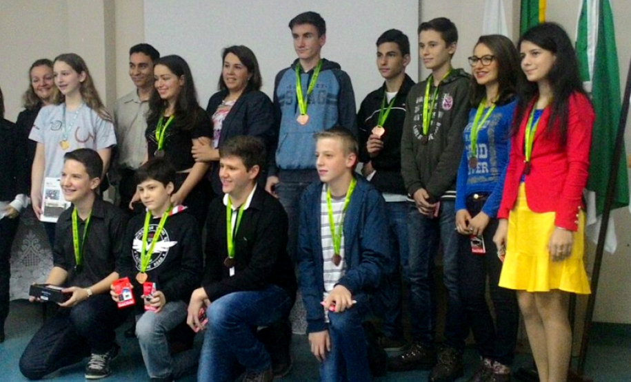 Os estudantes que conquistaram as medalhas de prata e bronze foram premiados entre junho e agosto deste ano em cerimônias regionais no Estado. Na foto, evento do NRE Cascavel.