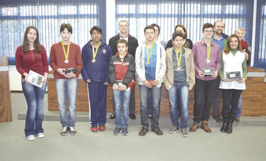 Os estudantes que conquistaram as medalhas de prata e bronze foram premiados entre junho e agosto deste ano em cerimônias regionais no Estado. Na foto, evento do NRE Francisco Beltrão.