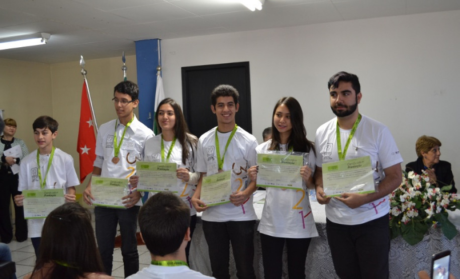 Os estudantes que conquistaram as medalhas de prata e bronze foram premiados entre junho e agosto deste ano em cerimônias regionais no Estado. Na foto, evento do NRE Londrina.