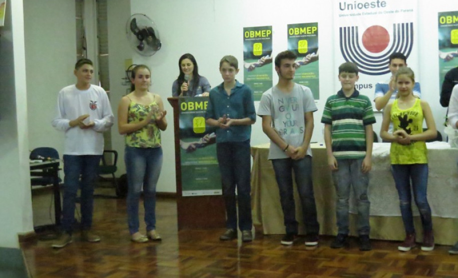Os estudantes que conquistaram as medalhas de prata e bronze foram premiados entre junho e agosto deste ano em cerimônias regionais no Estado. Na foto, evento do NRE Toledo.