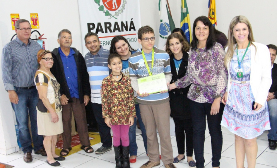 Os estudantes que conquistaram as medalhas de prata e bronze foram premiados entre junho e agosto deste ano em cerimônias regionais no Estado. Na foto, evento do NRE Umuarama.