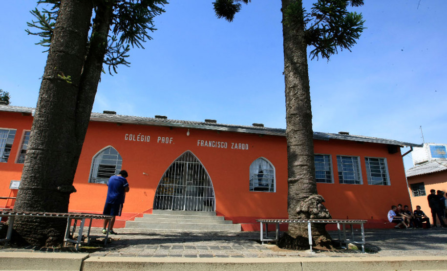 Há quatro anos, a direção do Colégio Estadual Francisco Zardo, localizado no bairro Santa Felicidade, em Curitiba, desenvolveu um sistema de cisternas para captar da água da chuva para serviços diários de limpeza, na jardinagem e na horta. A iniciativa trouxe vários benefícios para a escola, como o incentivo à preservação do meio ambiente, interação com a comunidade e economia de até R$ 2 mil por mês na conta de água.