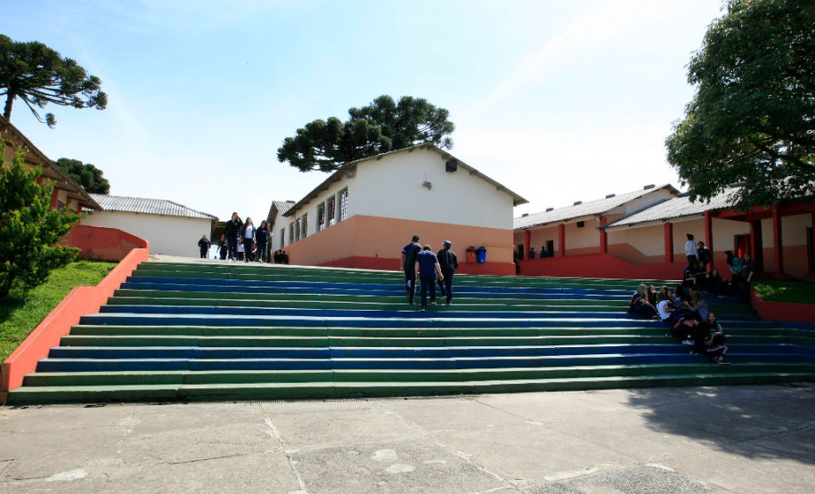 Há quatro anos, a direção do Colégio Estadual Francisco Zardo, localizado no bairro Santa Felicidade, em Curitiba, desenvolveu um sistema de cisternas para captar da água da chuva para serviços diários de limpeza, na jardinagem e na horta. A iniciativa trouxe vários benefícios para a escola, como o incentivo à preservação do meio ambiente, interação com a comunidade e economia de até R$ 2 mil por mês na conta de água.