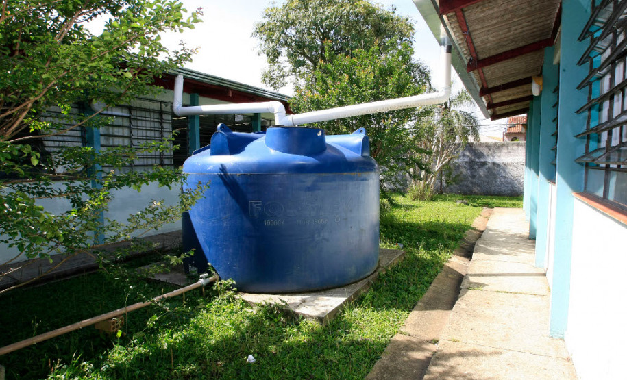 Há quatro anos, a direção do Colégio Estadual Francisco Zardo, localizado no bairro Santa Felicidade, em Curitiba, desenvolveu um sistema de cisternas para captar da água da chuva para serviços diários de limpeza, na jardinagem e na horta. A iniciativa trouxe vários benefícios para a escola, como o incentivo à preservação do meio ambiente, interação com a comunidade e economia de até R$ 2 mil por mês na conta de água.