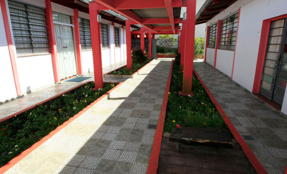 Há quatro anos, a direção do Colégio Estadual Francisco Zardo, localizado no bairro Santa Felicidade, em Curitiba, desenvolveu um sistema de cisternas para captar da água da chuva para serviços diários de limpeza, na jardinagem e na horta. A iniciativa trouxe vários benefícios para a escola, como o incentivo à preservação do meio ambiente, interação com a comunidade e economia de até R$ 2 mil por mês na conta de água.