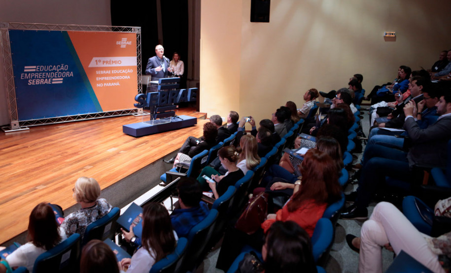 Professores, Instituições de Ensino Superior e municípios que apresentaram as iniciativas mais expressivas na área da Educação Empreendedora em diferentes regiões do Estado foram premiados pelo Sebrae Paraná na última quinta-feira, dia 17, em Curitiba