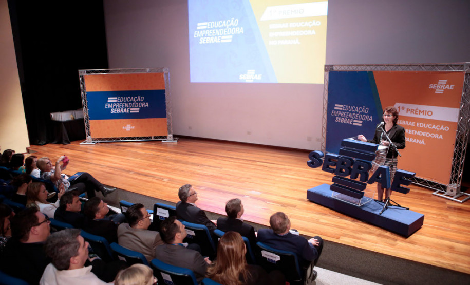Professores, Instituições de Ensino Superior e municípios que apresentaram as iniciativas mais expressivas na área da Educação Empreendedora em diferentes regiões do Estado foram premiados pelo Sebrae Paraná na última quinta-feira, dia 17, em Curitiba