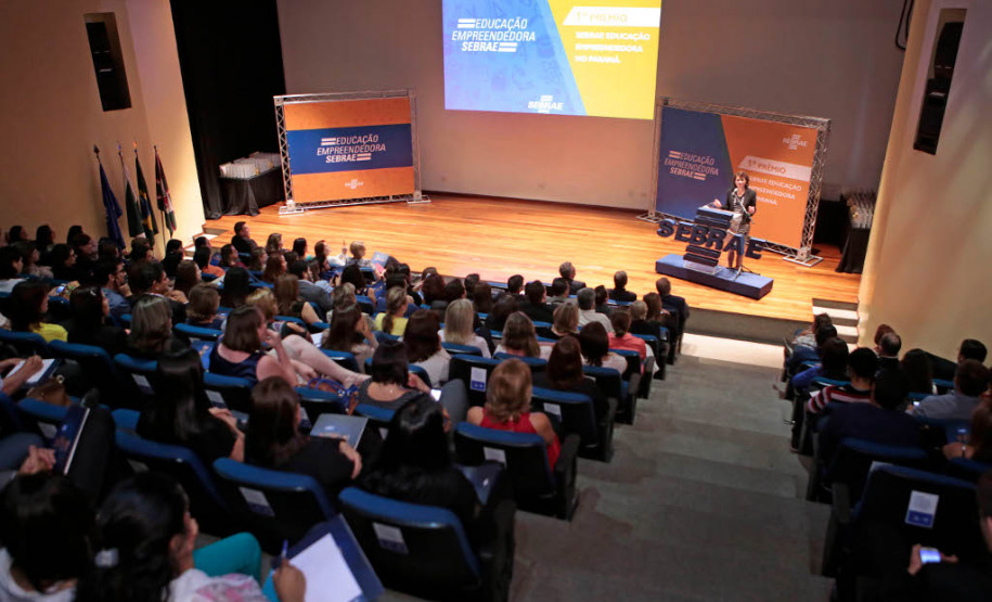 Professores, Instituições de Ensino Superior e municípios que apresentaram as iniciativas mais expressivas na área da Educação Empreendedora em diferentes regiões do Estado foram premiados pelo Sebrae Paraná na última quinta-feira, dia 17, em Curitiba
