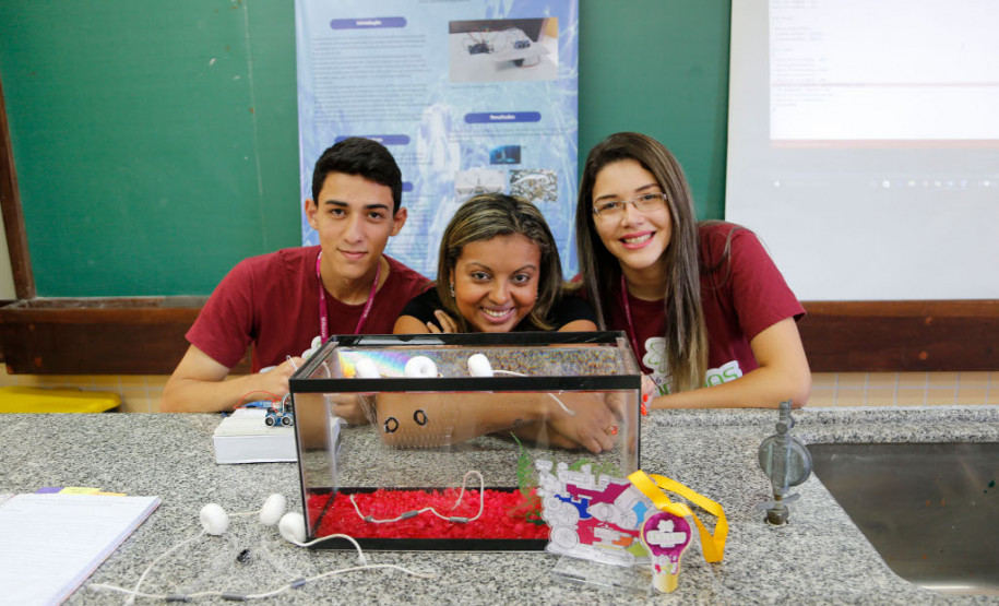 Paranaenses ganham concurso com projeto de rede de pesca Os estudantes Rayane Silva Bueno, 17 anos, e Diego Modesto Cordeiro, 17 anos, do 3° ano do ensino médio do Colégio Estadual Maria de Lourdes Morozowski, em Paranaguá (no Litoral), ficaram em primeiro lugar na 5º edição da Feira de Inovação das Ciências e Engenharias (Ficiências), na categoria melhor trabalho