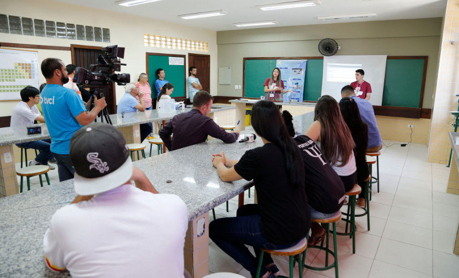 Paranaenses ganham concurso com projeto de rede de pesca Os estudantes Rayane Silva Bueno, 17 anos, e Diego Modesto Cordeiro, 17 anos, do 3° ano do ensino médio do Colégio Estadual Maria de Lourdes Morozowski, em Paranaguá (no Litoral), ficaram em primeiro lugar na 5º edição da Feira de Inovação das Ciências e Engenharias (Ficiências), na categoria melhor trabalho