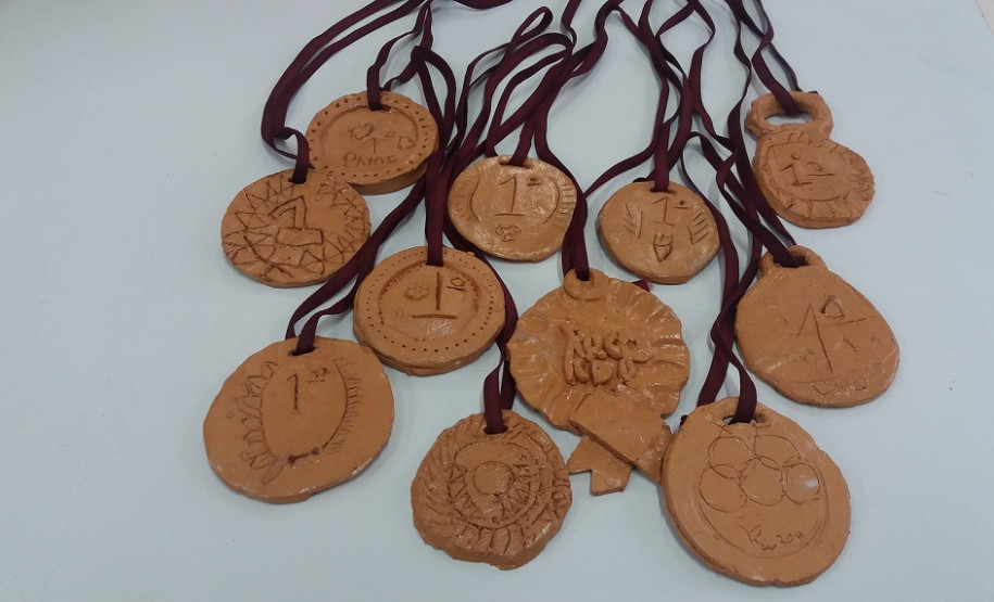 O Centro Juvenil de Artes Plásticas (CJAP) abre nesta sexta-feira (25), às 18 horas, a exposição “O corpo em movimento”. A mostra apresenta as obras que os alunos do Centro desenvolveram durante o segundo semestre. A exposição “Arte e Patrimônio Cultural” é uma produção dos alunos do curso do Magistério do Instituto de Educação do Paraná Professor Erasmo Pilotto. A entrada é gratuita.