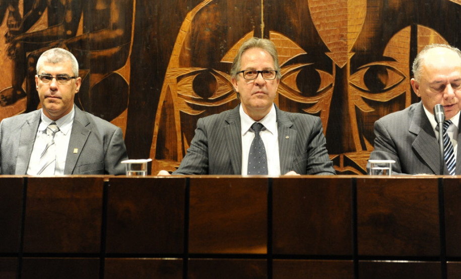 O secretário estadual do Meio Ambiente e Recursos Hídricos, Antonio Carlos Bonetti (centro), deu posse nesta segunda-feira (21) aos conselheiros do Programa Estadual Ciclo Paraná (Conciclo). A posse aconteceu no Plenarinho da Assembleia Legislativa do Estado do Paraná.