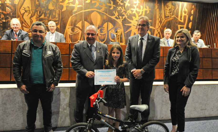 Durante a posse dos conselheiros, a aluna Eduarda Kotoski de Lima, do Colégio Estadual Dona Carola, de Curitiba, recebeu uma das dez bicicletas sorteadas num evento sobre educação no trânsito, realizado no Museu Oscar Niemeyer. As bicicletas foram oferecidas pelo “Instituto Sou Cidadão”.