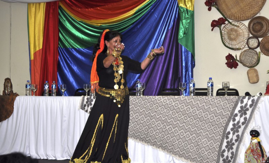 O curso de formação vai capacitar os profissionais para desenvolver atividades sobre temas voltados às diversidades de gênero e sexual, educação do campo, educação escolar indígena, quilombola e cigana, educação etnicorracial, direitos humanos e o mundo trabalho. A formação é realizada por meio de palestras, oficinas temáticas e mesa-redonda.