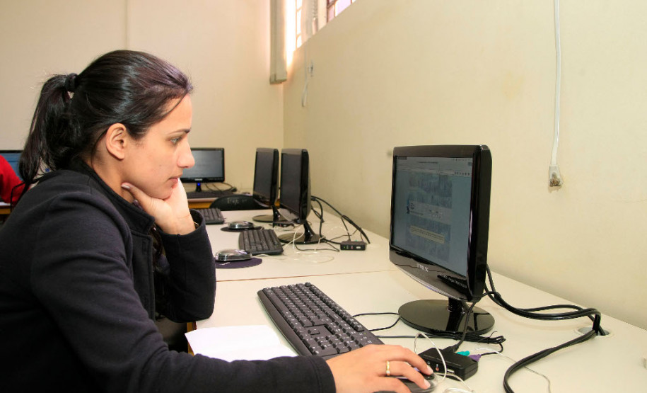 Jovens e adultos participam da terceira fase da EJA-Online Cada etapa do exame é composta por seis disciplinas com provas contendo 15 questões objetivas e com duração entre uma e duas horas