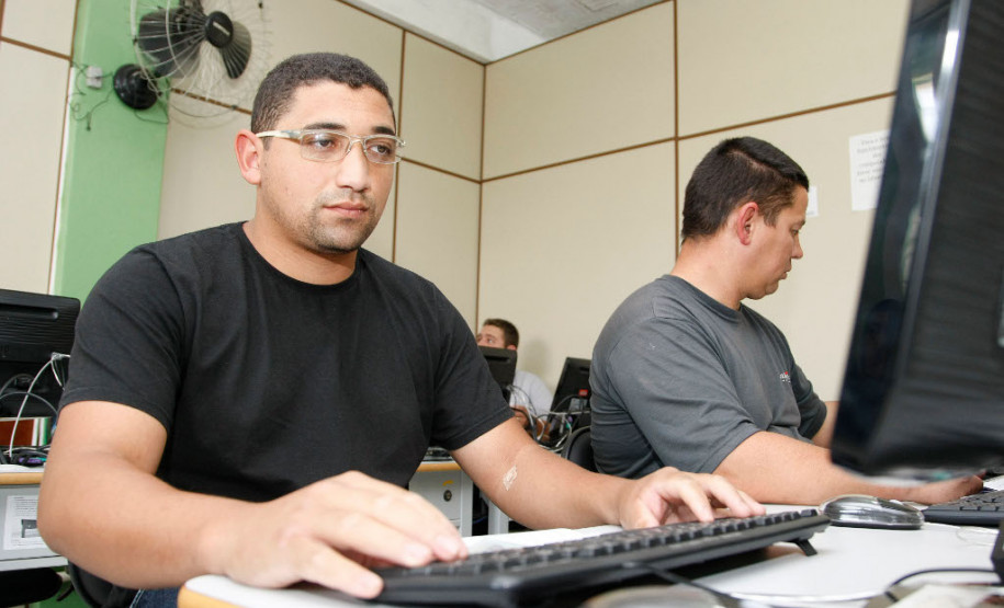 Jovens e adultos participam da terceira fase da EJA-Online Cada etapa do exame é composta por seis disciplinas com provas contendo 15 questões objetivas e com duração entre uma e duas horas