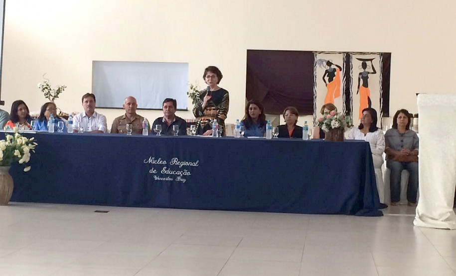 A Secretaria de Estado da Educação entregou nesta terça-feira (22), em Wenceslau Braz, no Norte Pioneiro, o Prêmio de Gestão às escolas que desenvolvem projetos pedagógicos inéditos e incentivam a participação da comunidade na administração financeira da unidade. A premiação faz parte das linhas gerais do programa Minha Escola Tem Ação (Meta), que busca reduzir os índices de evasão e elevar a qualidade do ensino por meio da gestão escolar participativa.