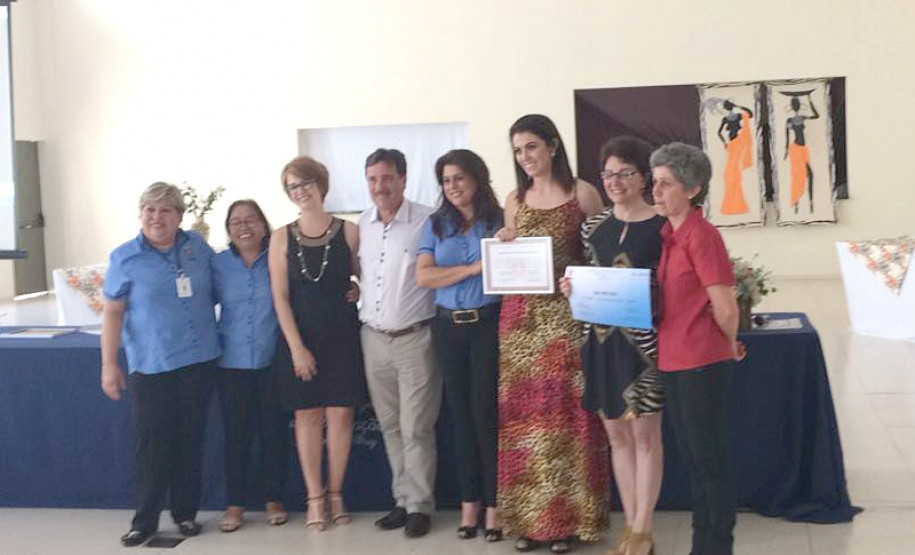 A Secretaria de Estado da Educação entregou nesta terça-feira (22), em Wenceslau Braz, no Norte Pioneiro, o Prêmio de Gestão às escolas que desenvolvem projetos pedagógicos inéditos e incentivam a participação da comunidade na administração financeira da unidade. A premiação faz parte das linhas gerais do programa Minha Escola Tem Ação (Meta), que busca reduzir os índices de evasão e elevar a qualidade do ensino por meio da gestão escolar participativa.